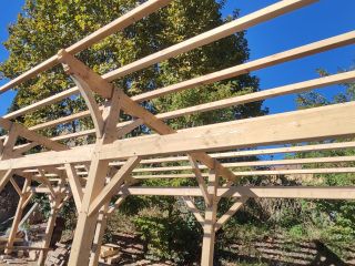 Abri en bois brut pour une association paysanne